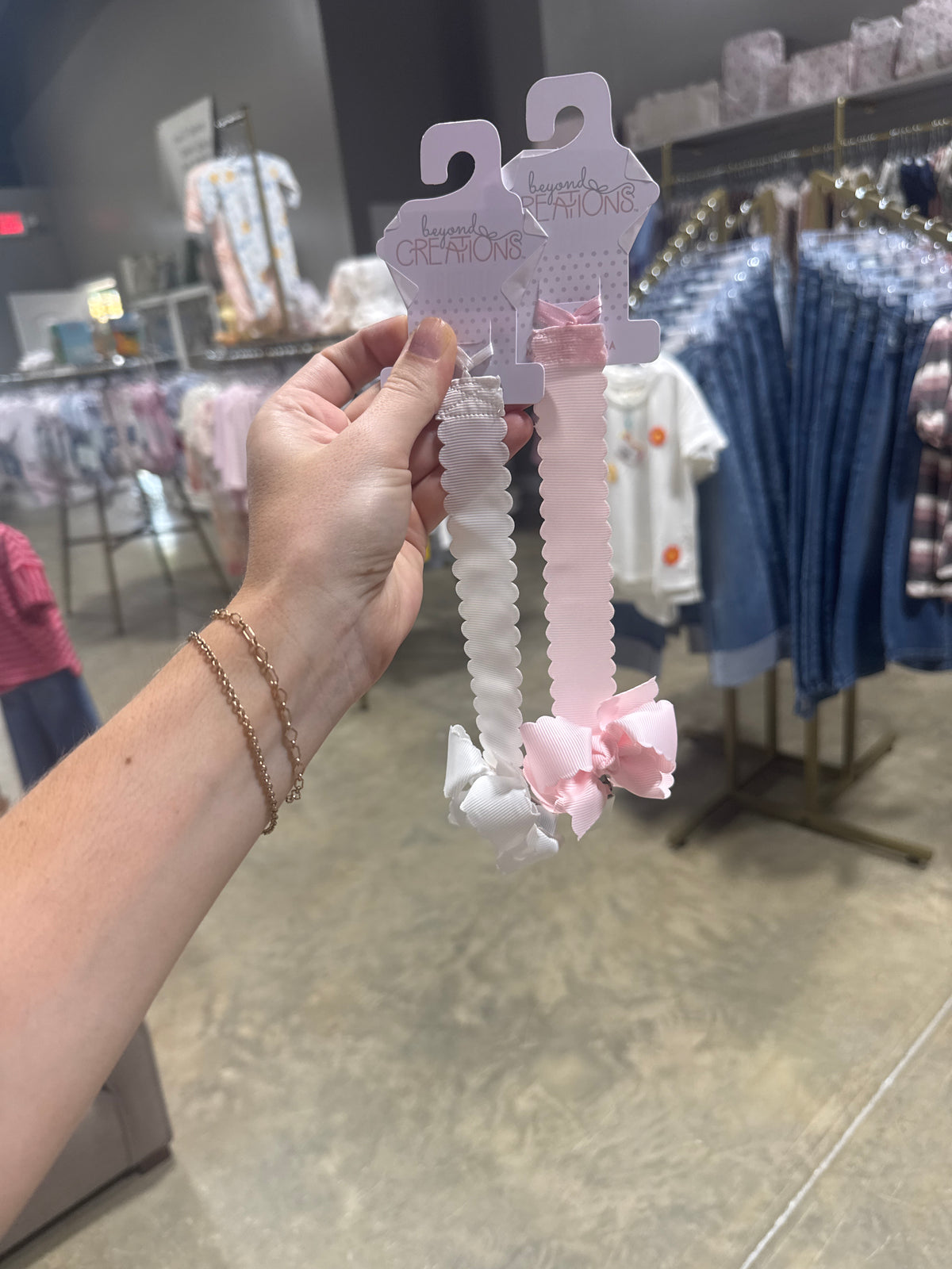 Paci Clip Scalloped